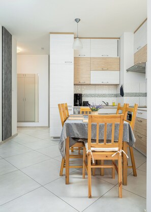 Apartment, Balkon | Essbereich im Zimmer