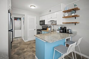 Wasserkocher mit Kaffee-/Teezubehör, Kühlschrank, Mikrowelle, Ofen