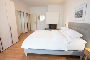 Habitació quàdruple familiar, vistes al llac | Planxa i posts de planxar i wifi gratuïta 