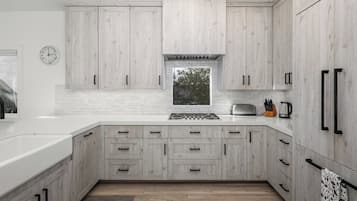 Coffee/tea maker, fridge, microwave, oven