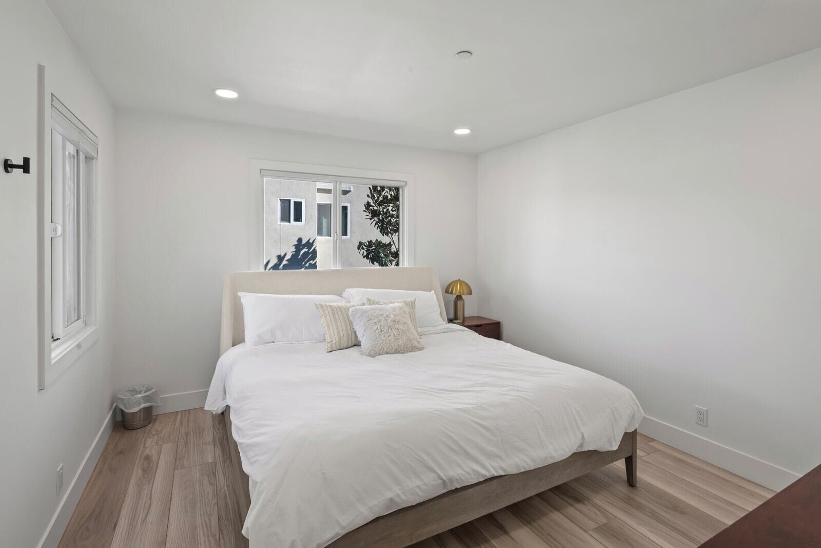3 bedrooms, laptop workspace, iron/ironing board, bed sheets
