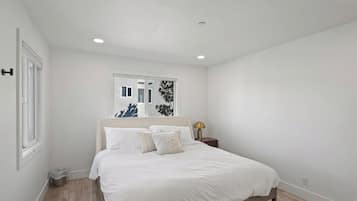 3 bedrooms, laptop workspace, iron/ironing board, bed sheets