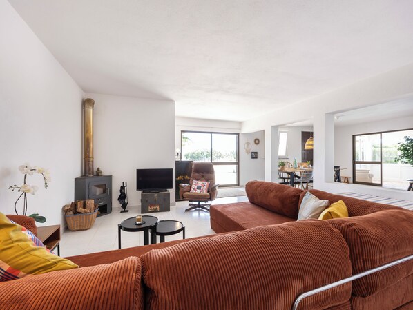 Living area - Swallow House - Garden Home near Arrifana (Vale da Telha)