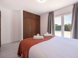 Room - Swallow House - Garden Home near Arrifana (Vale da Telha)