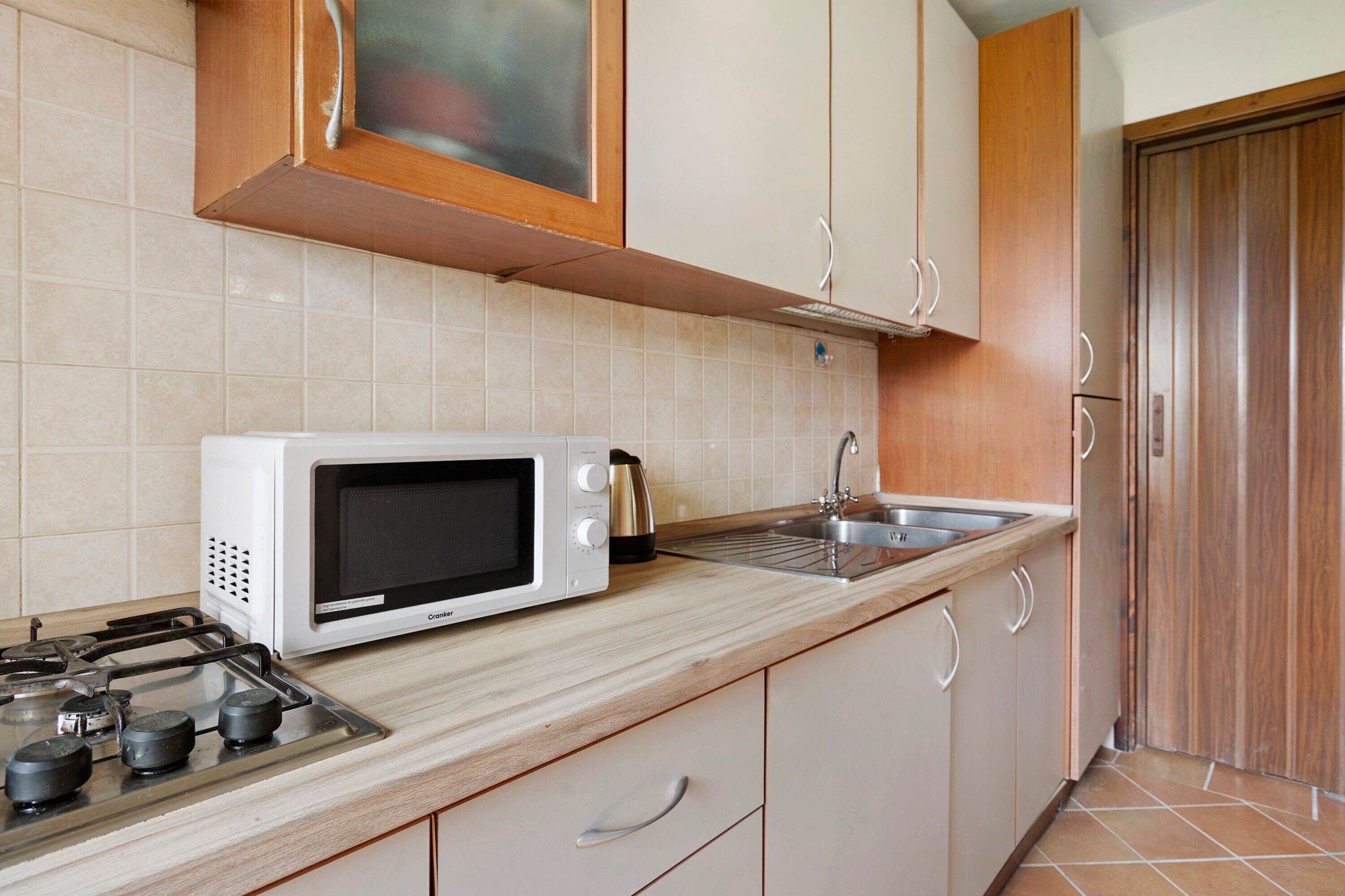 Een koelkast, een magnetron, een oven, een kookplaat