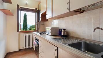 Frigorifero, microonde, forno, piano cottura
