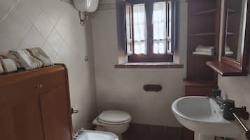 Een douche, een haardroger, handdoeken