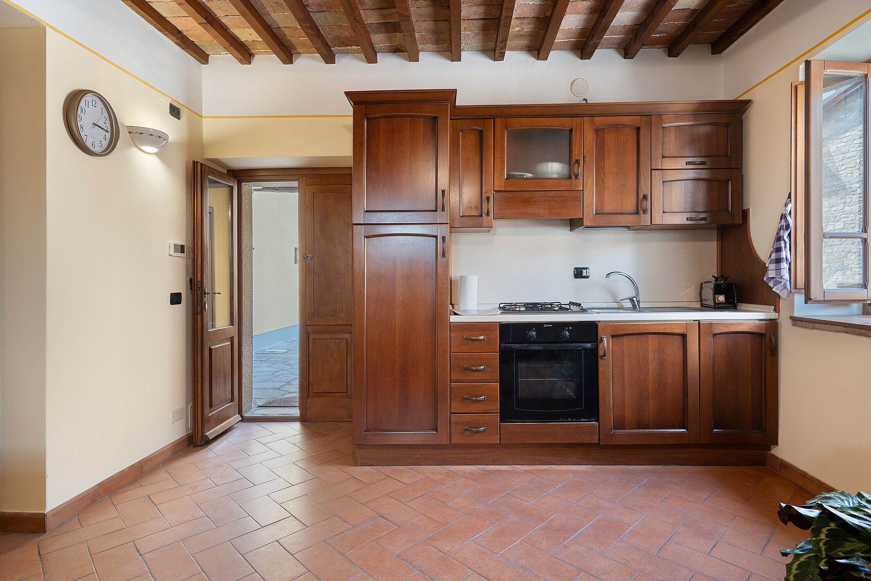 Frigorifero, forno, piano cottura, macchina per tè/caffè