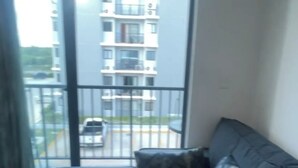 Ein Balkon mit Blick auf ein Gebäude und ein Auto.