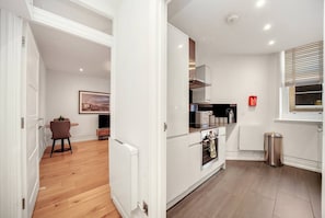 Wasserkocher mit Kaffee-/Teezubehör, Kühlschrank, Mikrowelle, Ofen