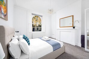 1 Schlafzimmer, Schreibtisch, Bügeleisen/Bügelbrett, Reisekinderbett