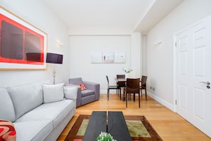 Living area - Central 1BR Near Tower Bridge & Aldgate Station (Greater London)