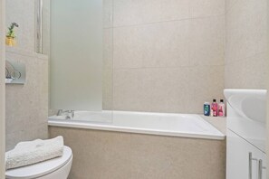 Haartrockner, Handtücher, Seife, Shampoo