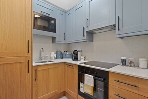 Wasserkocher mit Kaffee-/Teezubehör, Kühlschrank, Mikrowelle, Ofen