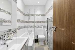 Hair dryer, towels, soap, shampoo - Modern 1BR by Balham Station Sleeps 4 (Greater London)