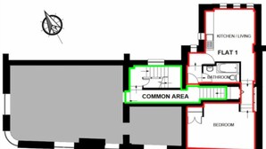 Ein Grundriss mit Gemeinschaftsbereich, Küche/Wohnbereich, Bad und Schlafzimmer.
