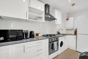 Fridge, microwave, oven, stovetop - 1-Bedroom Apartment in Central Balham (Greater London)