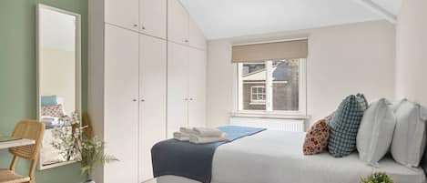 1 bedroom, desk, iron/ironing board, WiFi (free)
