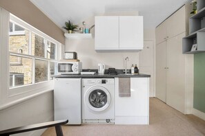 Wasserkocher mit Kaffee-/Teezubehör, Kühlschrank, Mikrowelle, Herdplatte