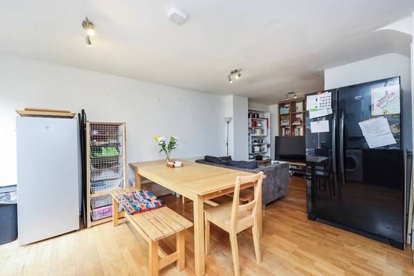 Interior - Cosy Clapham Double Bedroom With Ensuite (Greater London)