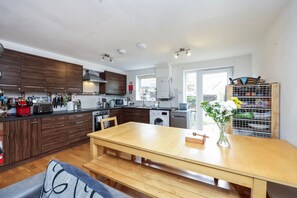 Private kitchen - Cosy Clapham Double Bedroom With Ensuite (Greater London)