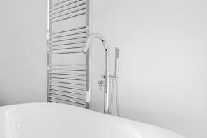 Dusche, Haartrockner, Handtücher, Shampoo
