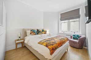 Desk, iron/ironing board, travel cot, free WiFi - Charming Studio Next to Leicester Sq - 3 people (Greater London)
