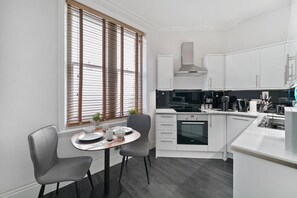 Coffee/tea maker, fridge, microwave, oven - Charming Studio Next to Leicester Sq - 3 people (Greater London)
