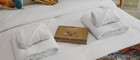 Escritorio, tabla de planchar con plancha, cuna de viaje y wifi gratis