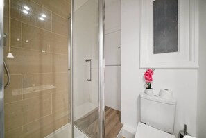 Shower, hair dryer, towels, soap - Charming Studio Next to Leicester Sq - 3 people (Greater London)