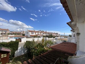 A residential area with terraced houses, a swimming pool, and a clear sky. - Cozy townhouse with pool - 4 guests (Torredembarra)