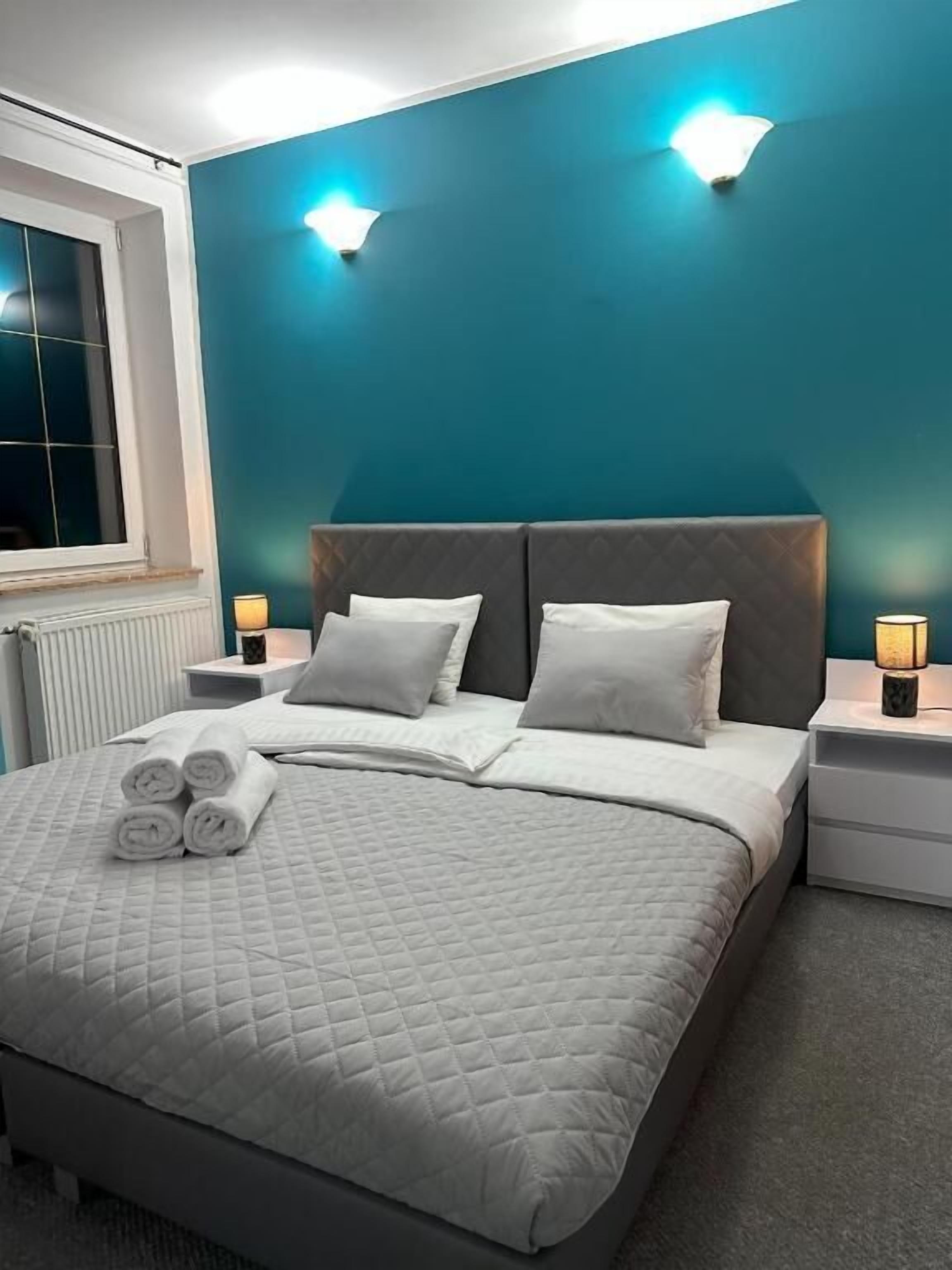 Desk, laptop workspace, WiFi (free), bed sheets
