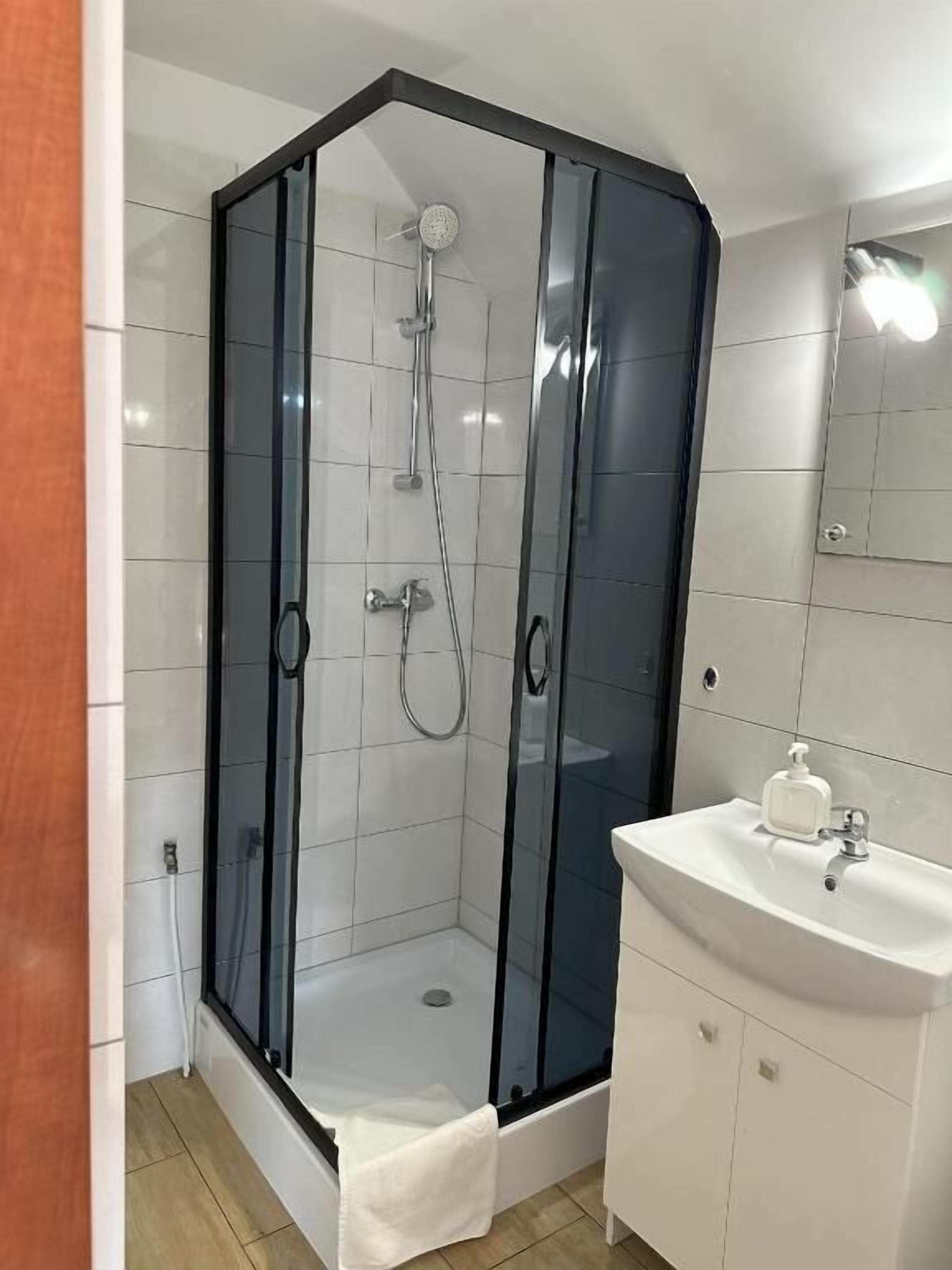 Family Room, Multiple Beds, Non Smoking, Courtyard View | Bathroom | Shower, towels, soap, shampoo