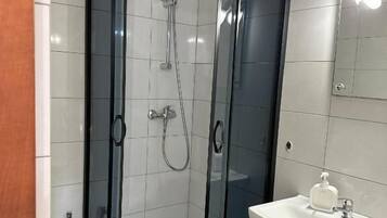 Family Room, Multiple Beds, Non Smoking, Courtyard View | Bathroom | Shower, towels, soap, shampoo