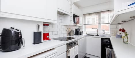 Coffee/tea maker, fridge, microwave, oven