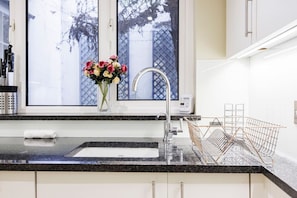 Interior - 2BR in Bayswater Beauty - 6 people (Greater London)