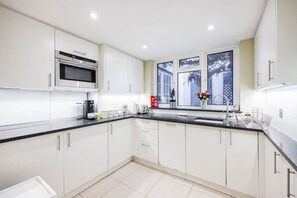 Coffee/tea maker, fridge, microwave, oven - 2BR in Bayswater Beauty - 6 people (Greater London)