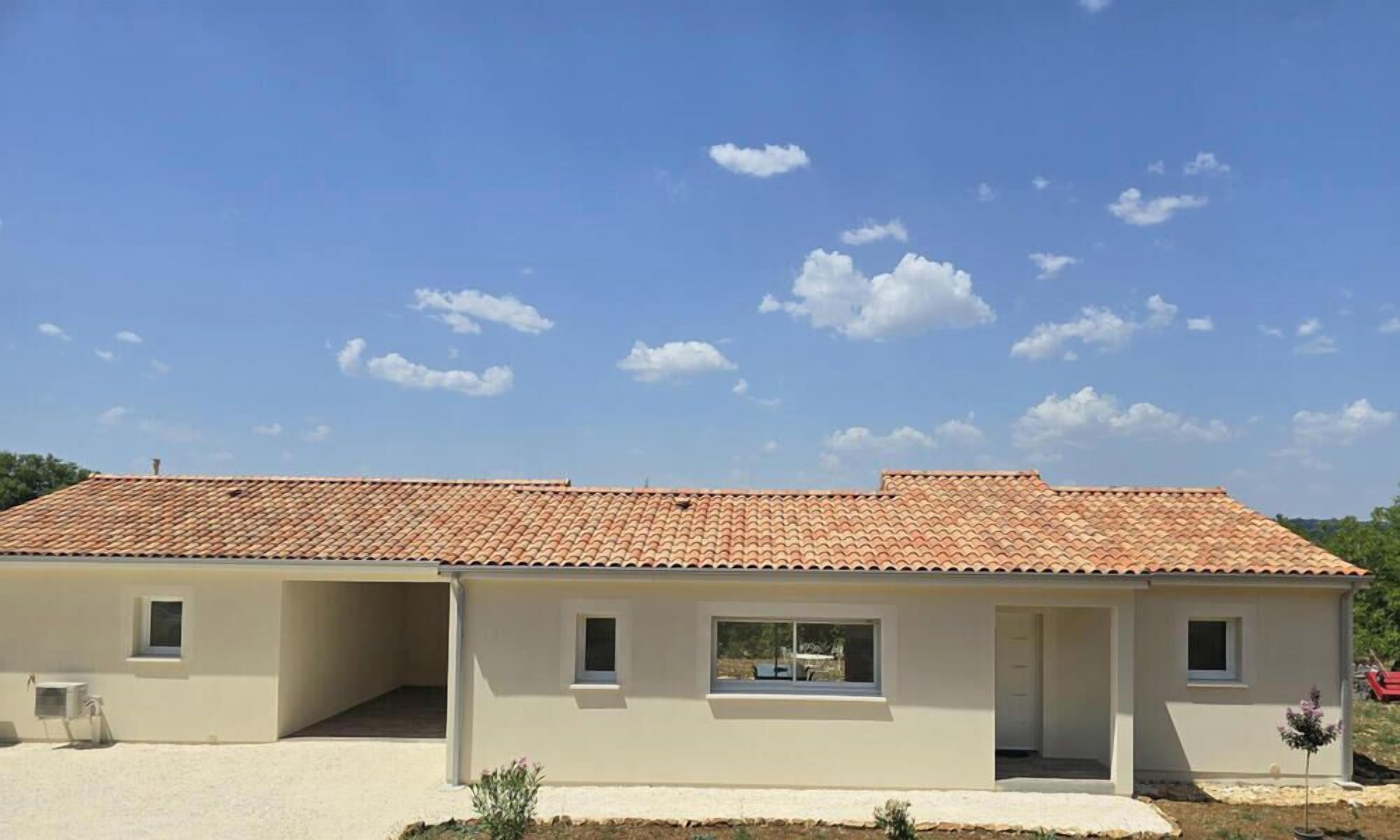 Un bâtiment d’un seul étage, doté d’un toit en tuiles, d’un porche couvert et d’une petite fenêtre.