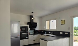 Wasserkocher mit Kaffee-/Teezubehör, Kühlschrank, Mikrowelle