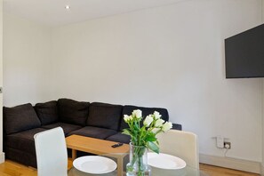 Smart TV - Furnished 1BR Flat in Islington with Kitchen (Greater London)