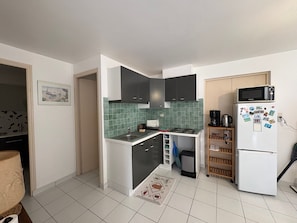 Wasserkocher mit Kaffee-/Teezubehör, Kühlschrank, Mikrowelle, Herdplatte