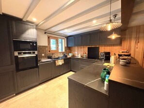 Wasserkocher mit Kaffee-/Teezubehör, Kühlschrank, Mikrowelle, Ofen