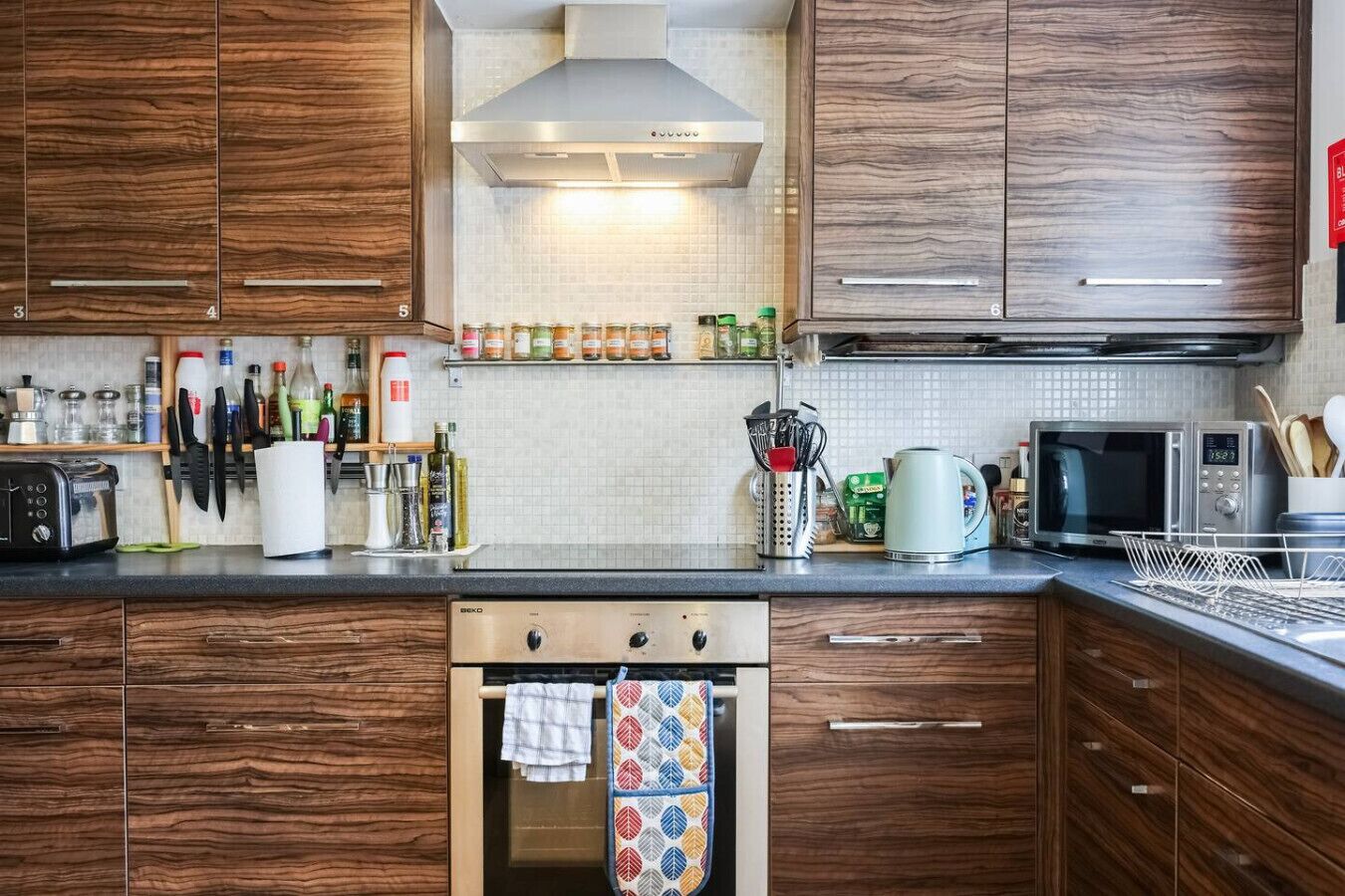 Cafetera y tetera, refrigerador, microondas y horno 