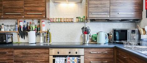 Coffee/tea maker, fridge, microwave, oven