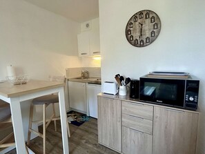 Wasserkocher mit Kaffee-/Teezubehör, Kühlschrank, Mikrowelle, Ofen