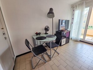 Dining - Studio cabin in Cap d'Agde, parking - 2 guests (Cap d'Agde)