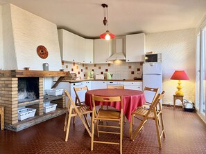 Wasserkocher mit Kaffee-/Teezubehör, Kühlschrank, Mikrowelle, Ofen