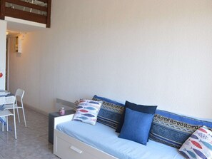 A bedroom with a bed, a desk, and a chair. - Studio mezzanine with sea view - 3 guests (Fleury-Saint-Pierre-la-Mer)