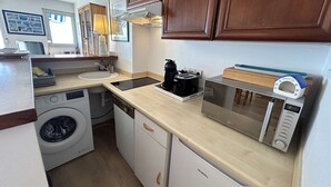 A compact kitchen with a washing machine, a microwave, and a toaster. - Apartment sea view - 4 guests (Saint-Jean-de-Monts)