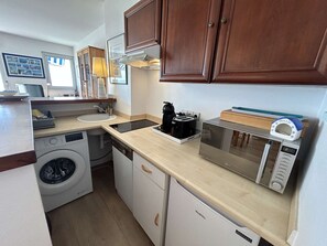 Coffee/tea maker, fridge, microwave, stovetop - Apartment sea view - 4 guests (Saint-Jean-de-Monts)